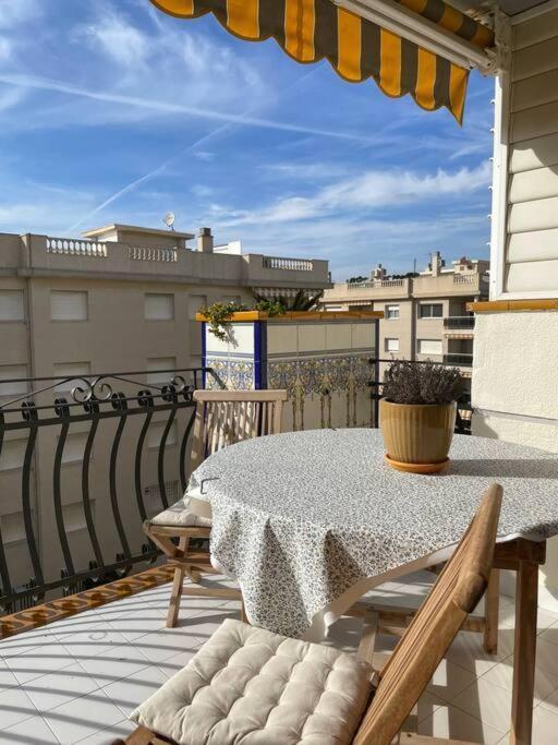 Cal Salmare Seafront Apartment With Rooftop Terrace And Pool Calafell Dış mekan fotoğraf
