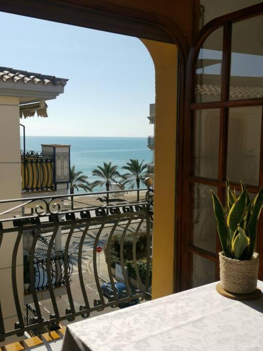 Cal Salmare Seafront Apartment With Rooftop Terrace And Pool Calafell Dış mekan fotoğraf